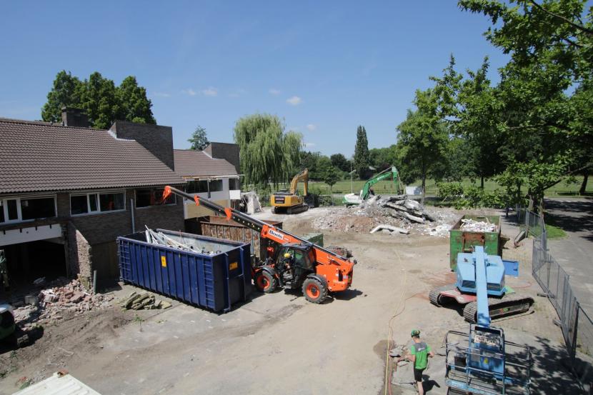 Foto van de sloop en opbouw van het gemeentehuis in Geldermalsen