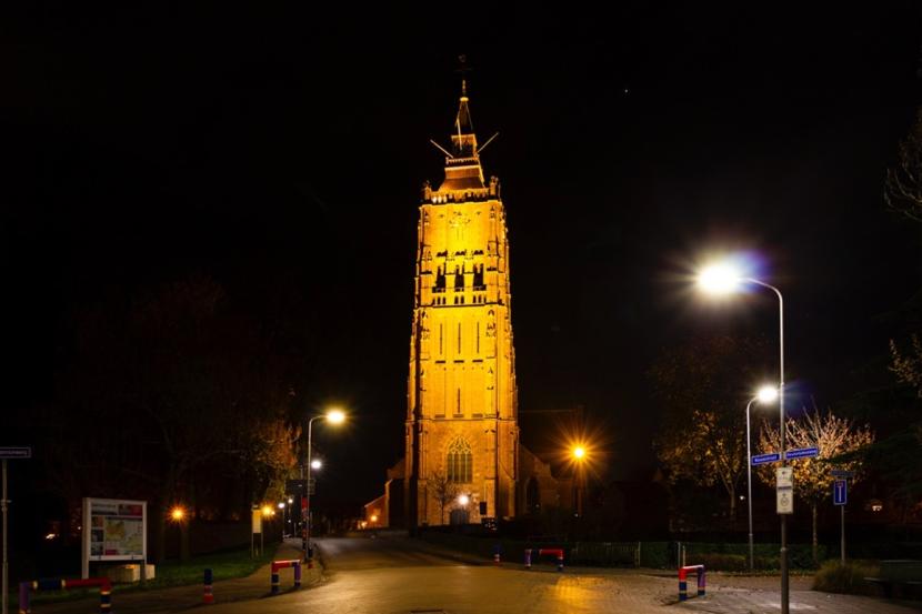 Kerk in Heukelum. Van verre zichtbaar en ook van bovenaf te zien. 