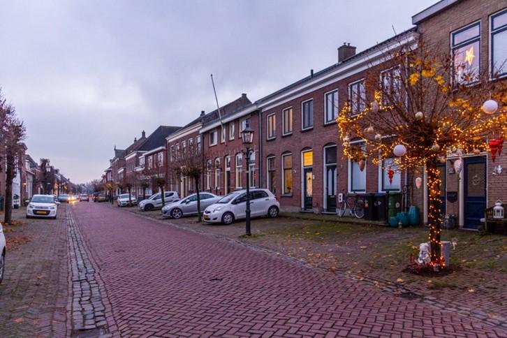 Voorstraat in Asperen, klassieke verlichting. Dit noemen we decoratieve verlichting waarmee het herkenbaar is als centrumgebied.