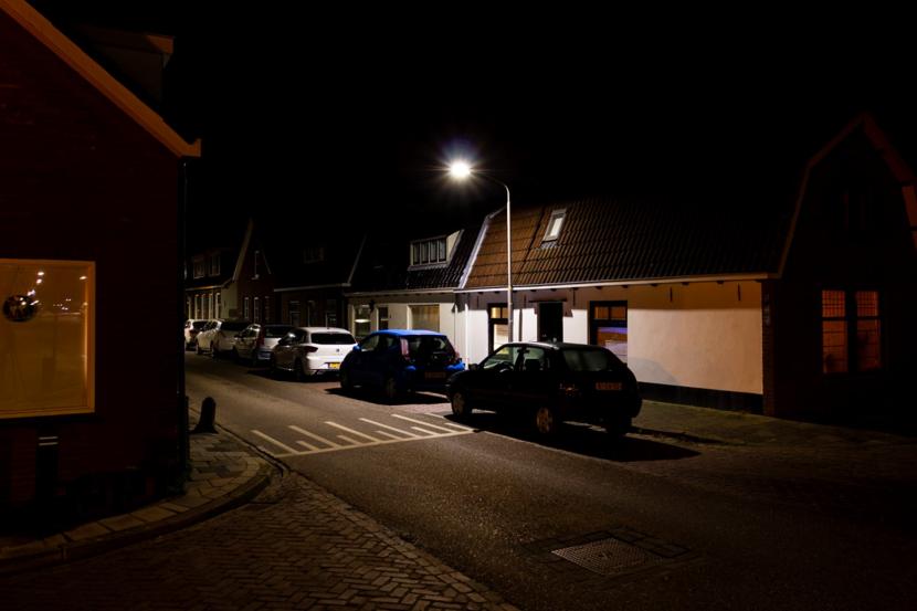 De woning wordt door de lantaarnpaal ook van binnen ongevraagd verlicht. 