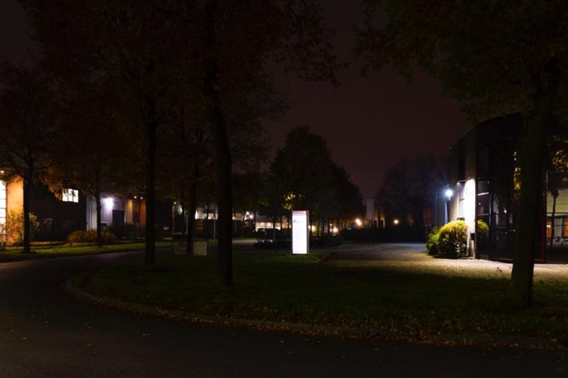 verlichte reclamezuil en licht aan de gevel zorgen ervoor dat het op de weg donker lijkt.