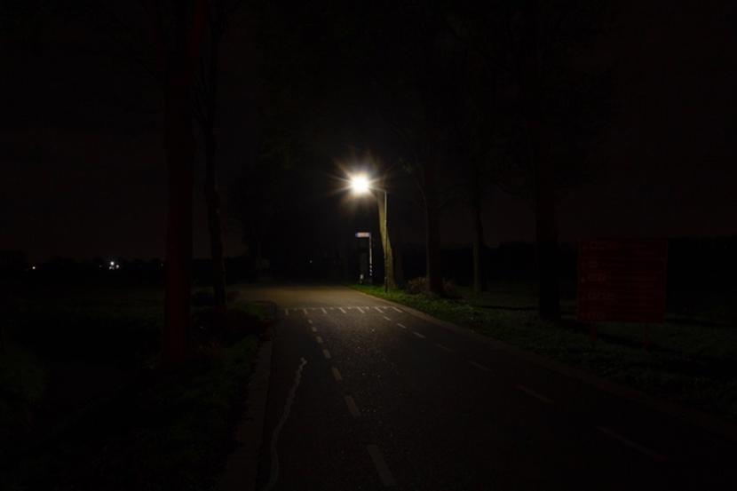 Haarweg in Vuren. Het licht is van verre zichtbaar en je ziet niet wat daarvoor of daarna juist gebeurt.