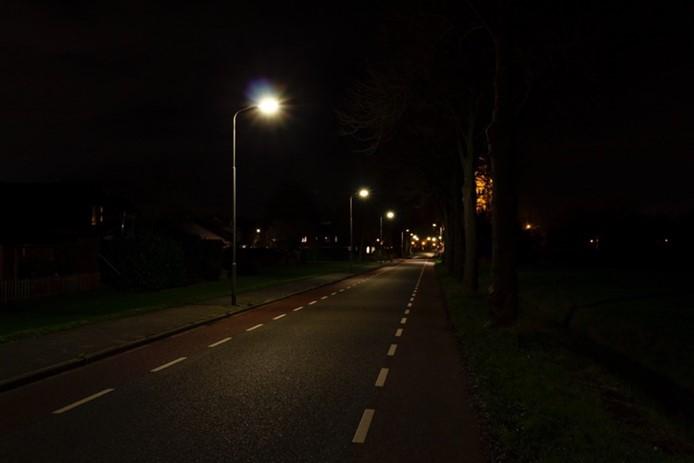 Heukelumseweg in Asperen. Fietspad op de weg.