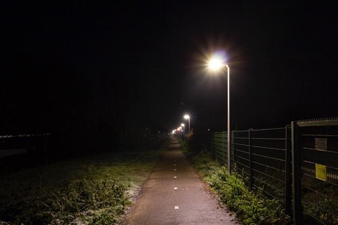 Broeksteeg in Tricht. Fietspad is verlicht maar er is geen/weinig sociale controle. Licht geeft schijnveiligheid.