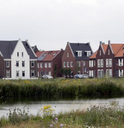 Rijtje met moderne huizen