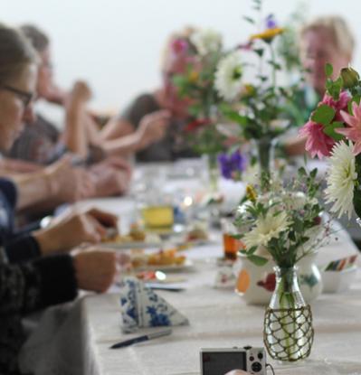 Ouderen aan een tafel